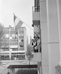 882346 Afbeelding van een gezin op een balkon van een flat aan het Herderplein te Utrecht, tijdens de viering van ...
